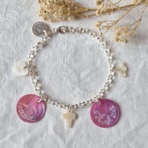 Bracelet personnalisé avec 2 médailles en nacre gravées et la Sainte Trinité (rose clair)