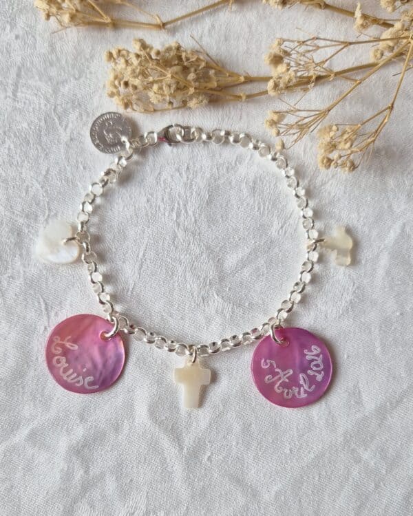 Bracelet personnalisé avec 2 médailles en nacre gravées et la Sainte Trinité (rose clair)