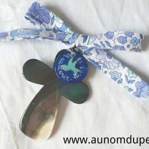 Croix personnalisée en nacre, avec mini colombe en argent massif