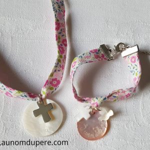 Ensemble collier de Communion et bracelet mini Croix, médaille et mini colombe assorti