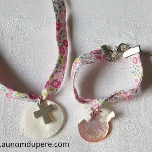 Ensemble collier de Communion et bracelet mini Croix, médaille et mini colombe assorti