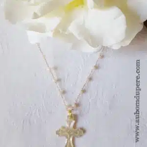 Collier Croix en nacre sur chaîne chapelet (couleurs tendres)