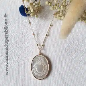 Collier médaille ovale Cœur Sacré en nacre sertie