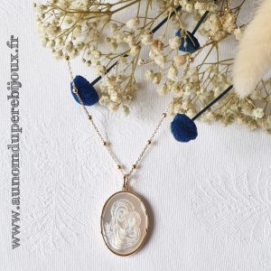 Collier médaille ovale Vierge à l'Enfant en nacre sertie