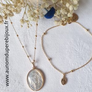 Ensemble collier médaille Sainte Vierge en nacre sertie et bracelet mini médaille miraculeuse (en plaqué or)