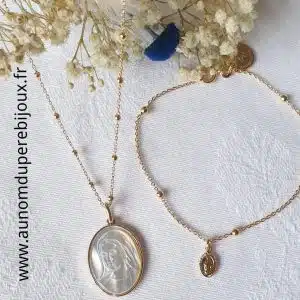 Ensemble collier médaille Sainte Vierge en nacre sertie et bracelet mini médaille miraculeuse (en plaqué or)