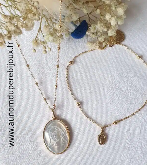 Ensemble collier médaille Sainte Vierge en nacre sertie et bracelet mini médaille miraculeuse (en plaqué or)