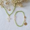 au-nom-du-pere-bijoux-bracelets-croix-en-nacre-sur-chaîne-chapelet-colorée-vert