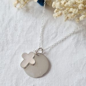 Collier Croix en nacre sertie et médaille à graver (en argent massif ou en plaqué or)