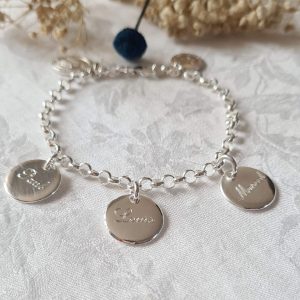 Bracelet-personnalise-sur-chaine-maille-classique-en-argent-massif-avec-3-medailles-en-argent-massif-gravees