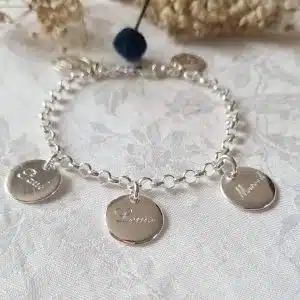 Bracelet-personnalise-sur-chaine-maille-classique-en-argent-massif-avec-3-medailles-en-argent-massif-gravees