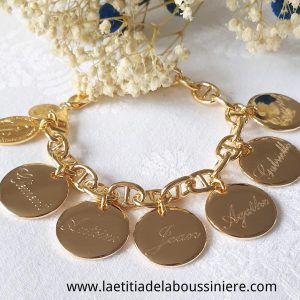 Bracelet-personnalise-sur-chaine-plaque-or-maille-marine-avec-6-medailles-en-plaque-or-gravees-police-Palace-Script
