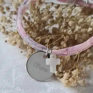 Bracelet personnalisé sur cordon Liberty médaille en acier inoxydable gravée et mini croix en nacre (gravure 5 Balmoral 2 L) Betsy rose buvard