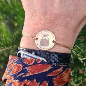 Bracelet personnalisé gravé avec des armoiries sur médaille entourée de points