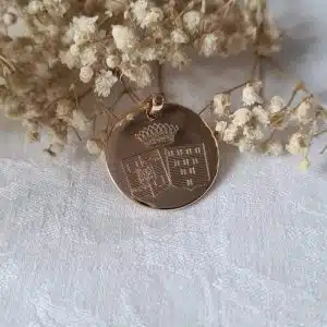 Collier avec médaille 20 mm en plaqué or gravée avec 2 armes