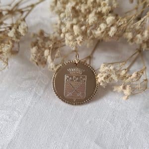 Collier avec médaille perlée gravée avec 1 arme