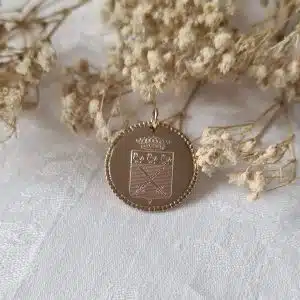 Collier avec médaille perlée gravée avec 1 arme