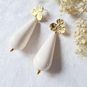 BO Goutte (ivoire) avec attache Fleur pour oreilles percées