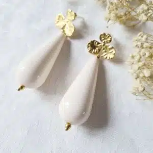 BO Goutte (ivoire) avec attache Fleur pour oreilles percées