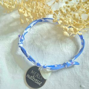 Bracelet médaille gravée Merci Maîtresse sur cordon Betsy lavande