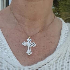Collier Croix de dentelle sur maille forçat en plaqué or