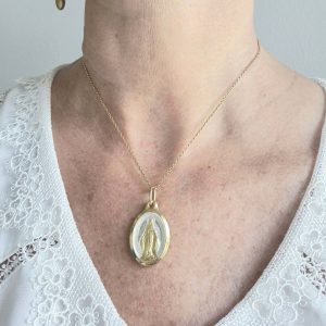 Collier médaille miraculeuse bicolore nacrée et dorée