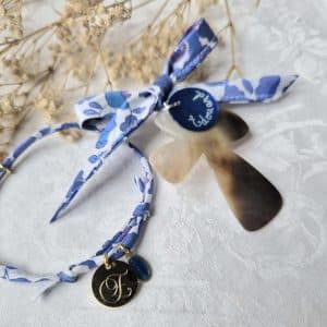 Bracelet personnalisé sur cordon Liberty avec médaille miraculeuse avec une Croix en nacre personnalisée assortie (Liberty Betsy lavande)