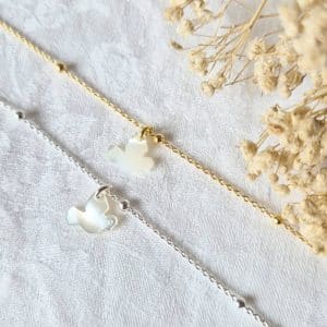 Bracelet mini colombe en nacre sur chaîne perlée (détail)