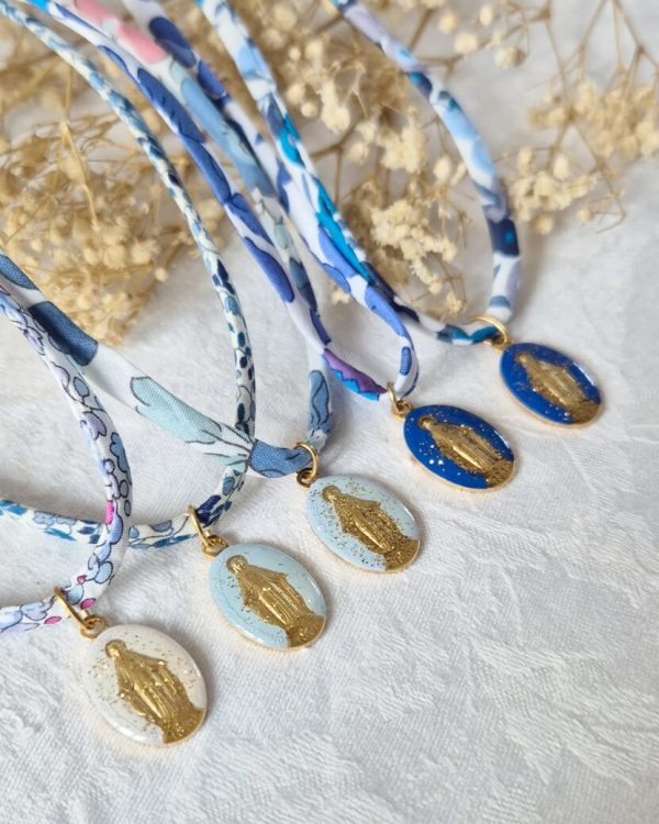 Collier Médaille Miraculeuse pailletée - Au Nom du Père Bijoux ♥ Croix d'enfants (blanc et bleus)