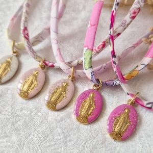 Collier Médaille Miraculeuse pailletée - Au Nom du Père Bijoux ♥ Croix d'enfants (rose clair et fuchsia)