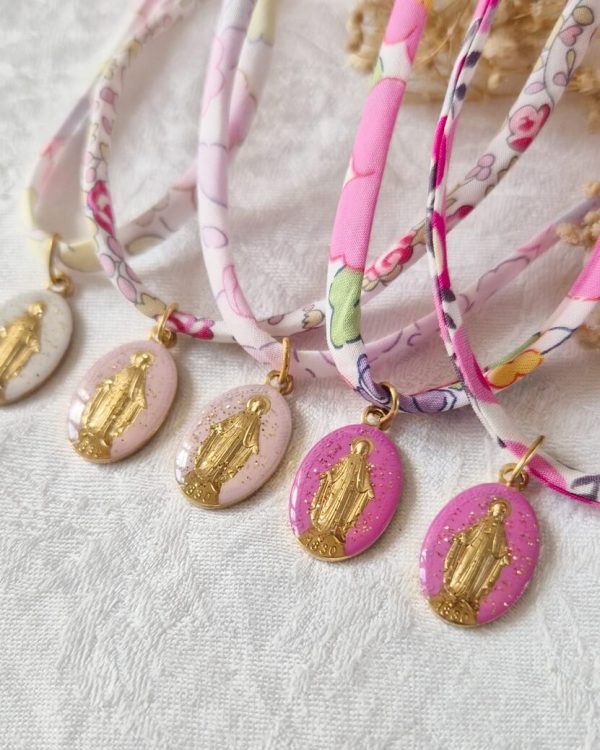 Collier Médaille Miraculeuse pailletée - Au Nom du Père Bijoux ♥ Croix d'enfants (rose clair et fuchsia)