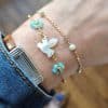 Bracelet Colombe en nacre fleurie (amazonite) porté