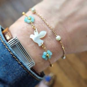 Bracelet Colombe en nacre fleurie (amazonite) porté