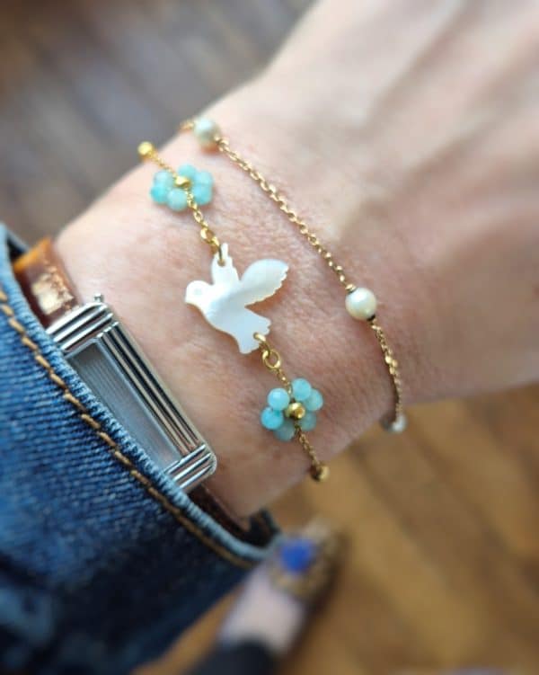 Bracelet Colombe en nacre fleurie (amazonite) porté