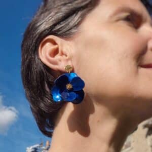 Boucles d'Oreilles Valentine (bleu roi) portées