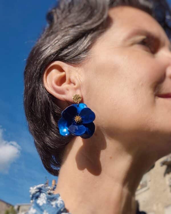 Boucles d'Oreilles Valentine (bleu roi) portées