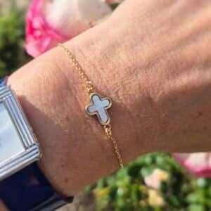Bracelet Croix en nacre sertie sur chaîne