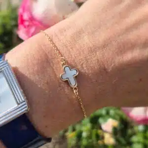 Bracelet Croix en nacre sertie sur chaîne