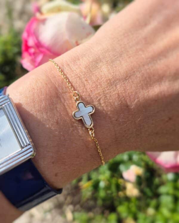Bracelet Croix en nacre sertie sur chaîne