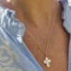 Collier Croix en nacre en plaqué or porté