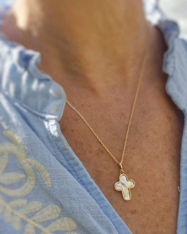 Collier Croix en nacre en plaqué or porté