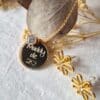 Collier Mes Amours médaille perlée en plaqué or et zirconium, et Boucles d'Oreilles Paquerettes