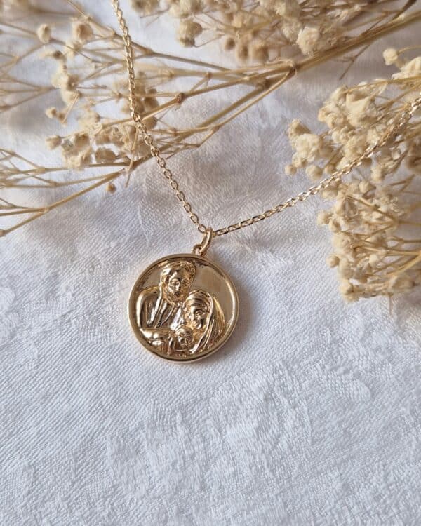 Collier avec Médaille de Sainte Famille