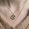 Collier avec Médaille de Sainte Famille (porté)