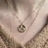 Collier avec Médaille de Sainte Famille (porté)