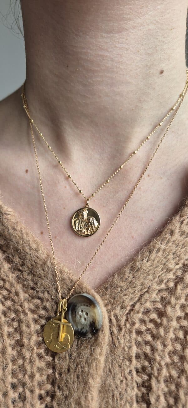 Collier avec Médaille de Sainte Famille (porté)