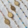 Bracelet Croix sur chaîne perlée de couleur (détails)