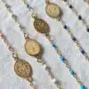 Bracelet Croix sur chaîne perlée de couleur (détails)