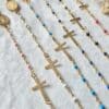 Bracelet Croix sur chaîne perlée de couleur