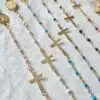 Bracelet Croix sur chaîne perlée de couleur